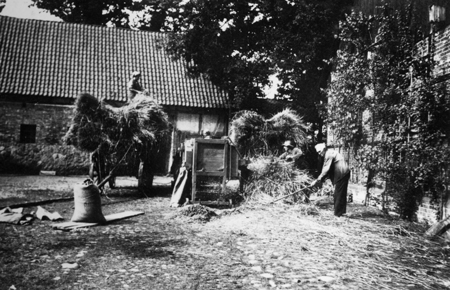 Dreschmaschine und Pferdefuhrwerk auf dem Hof im Jahr 1939